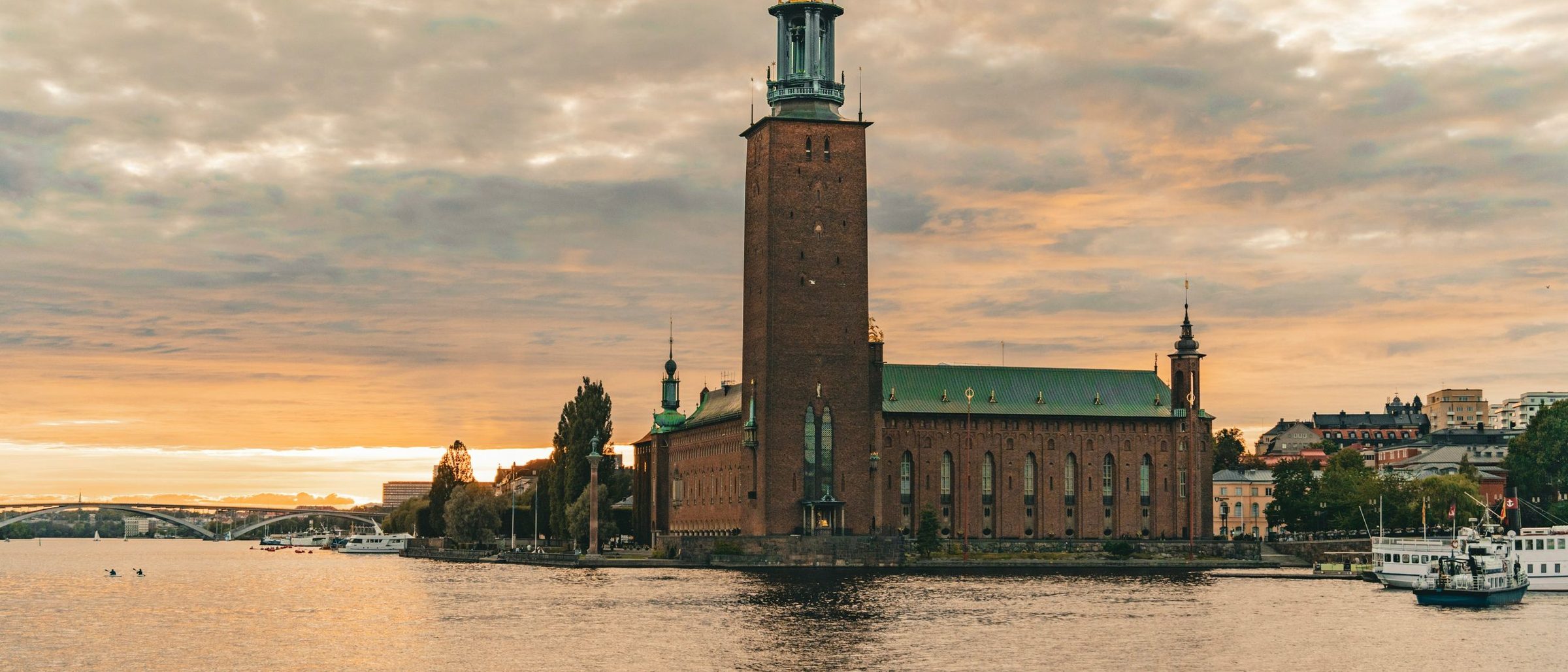 Stockholms stadshus i skymning